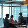 Business team in call conference usando mobile e laptop